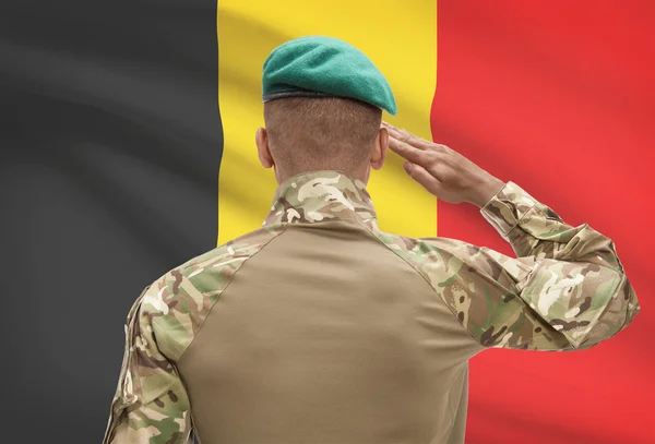 Donkerhuidige soldaat met vlag op achtergrond - België — Stockfoto