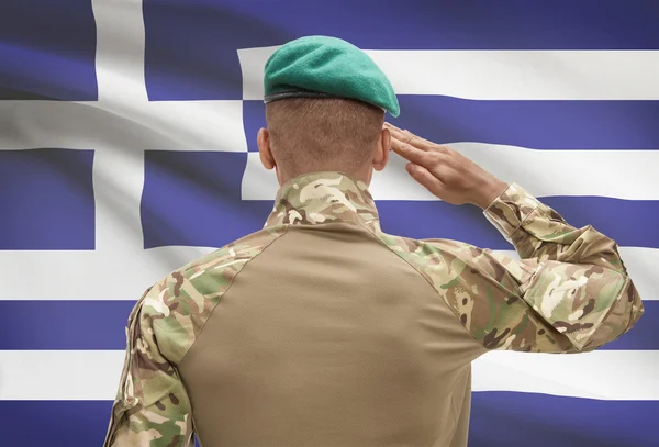 Soldat de peau foncée avec drapeau sur fond - Grèce — Photo