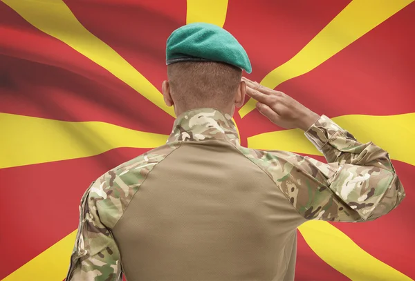 Donkerhuidige soldaat met vlag op achtergrond - Macedonië — Stockfoto