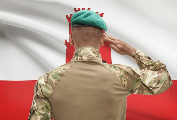 Donkerhuidige soldaat met vlag op achtergrond - Gibraltar — Stockfoto