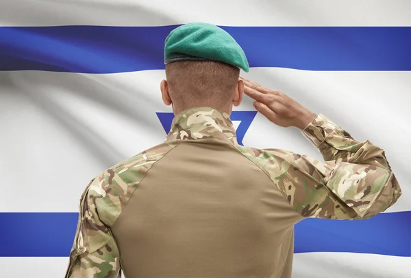 Dunkelhäutige Soldat mit der Fahne auf Hintergrund - Israel — Stockfoto