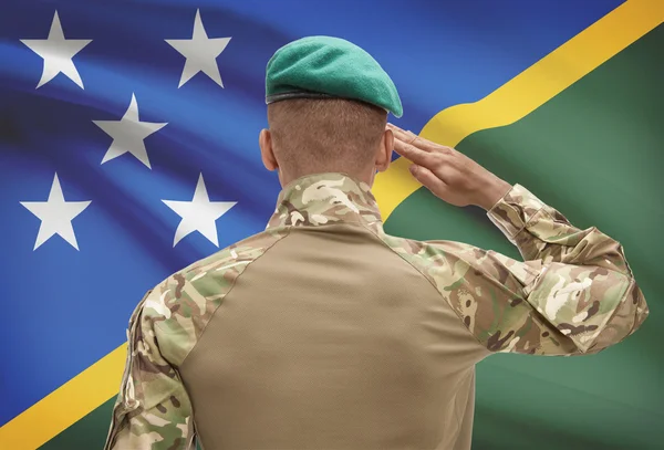 Donkerhuidige soldaat met vlag op achtergrond - Salomonseilanden — Stockfoto