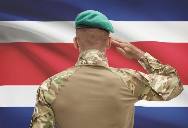 Donkerhuidige soldaat met vlag op achtergrond - Costa Rica — Stockfoto