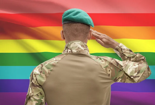 Koyu renkli arka plan - Lgbt insanlar üzerinde bayrak askerle — Stok fotoğraf