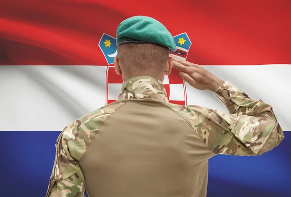 Donkerhuidige soldaat met vlag op achtergrond - Kroatië — Stockfoto