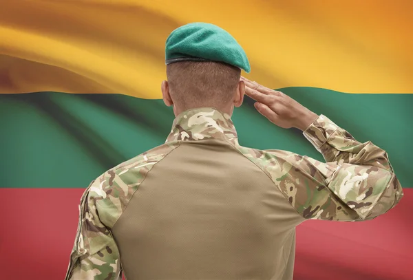 Donkerhuidige soldaat met vlag op achtergrond - Litouwen — Stockfoto