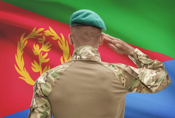 Donkerhuidige soldaat met vlag op achtergrond - Eritrea — Stockfoto