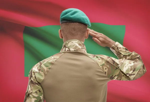 Piel oscura soldado con bandera sobre fondo - Maldivas — Foto de Stock