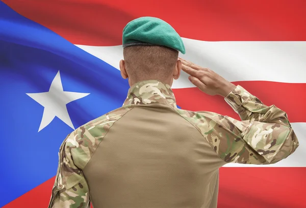 Soldat de peau foncée avec drapeau sur fond - Puerto Rico — Photo