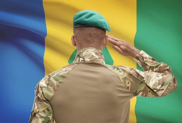 Donkerhuidige soldaat met vlag op achtergrond - Saint Vincent en de Grenadines — Stockfoto