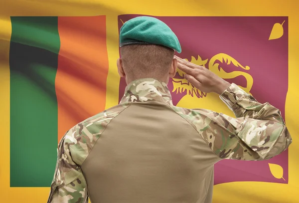Темнокожих солдат с флагом на фоне - Шри-Ланка — стоковое фото