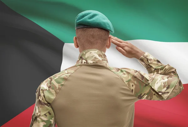 Donkerhuidige soldaat met vlag op achtergrond - Koeweit — Stockfoto