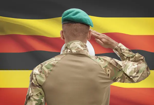 背景 - ウガンダのフラグと浅黒い肌の兵士 — ストック写真