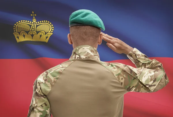 Soldat de peau foncée avec drapeau sur fond - Liechtenstein — Photo