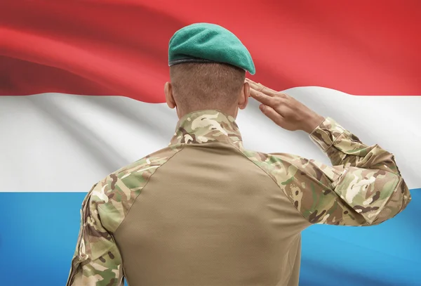 Soldat de peau foncée avec drapeau sur fond - Luxembourg — Photo