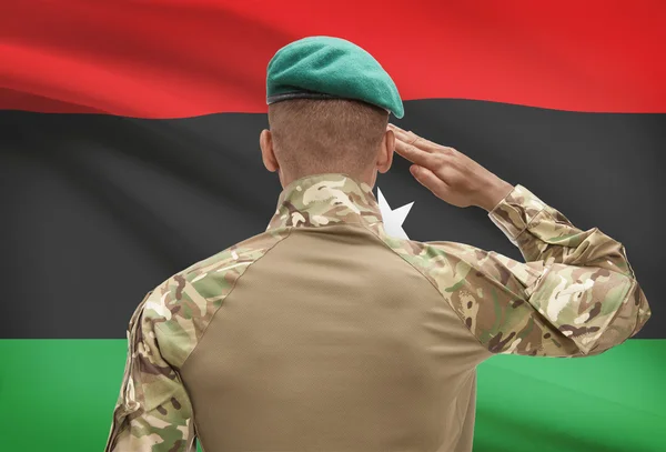 Soldat de peau foncée avec drapeau sur fond - Libye — Photo