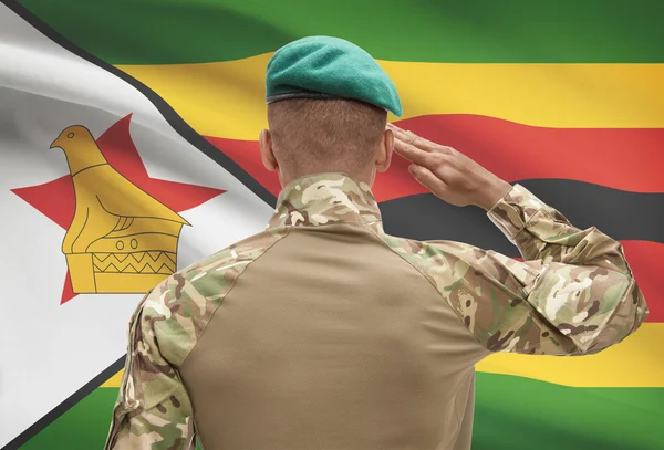 Donkerhuidige soldaat met vlag op achtergrond - Zimbabwe — Stockfoto