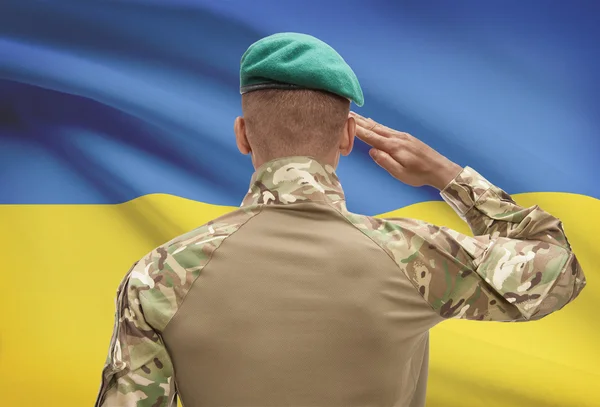 Piel oscura soldado con bandera sobre fondo - Ucrania —  Fotos de Stock