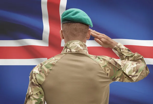 Soldat de peau foncée avec drapeau sur fond - Islande — Photo