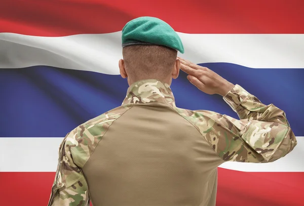 Donkerhuidige soldaat met vlag op achtergrond - Thailand — Stockfoto