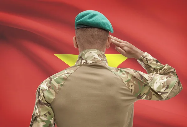 Soldat de peau foncée avec drapeau sur fond - Vietnam — Photo