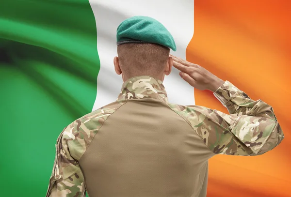 Soldado de pele escura com bandeira no fundo - Irlanda — Fotografia de Stock