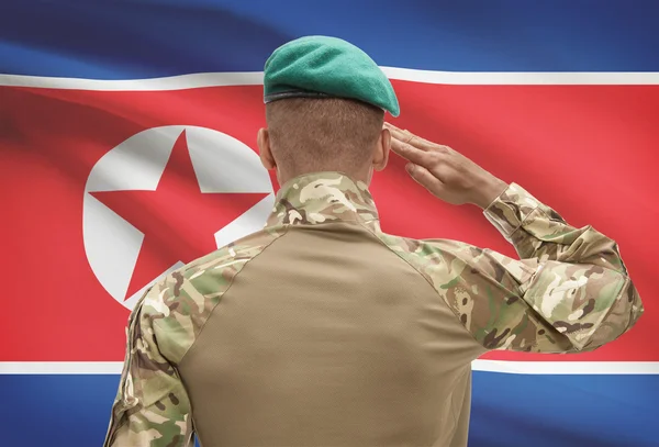 Soldado de pele escura com bandeira no fundo - Coreia do Norte — Fotografia de Stock