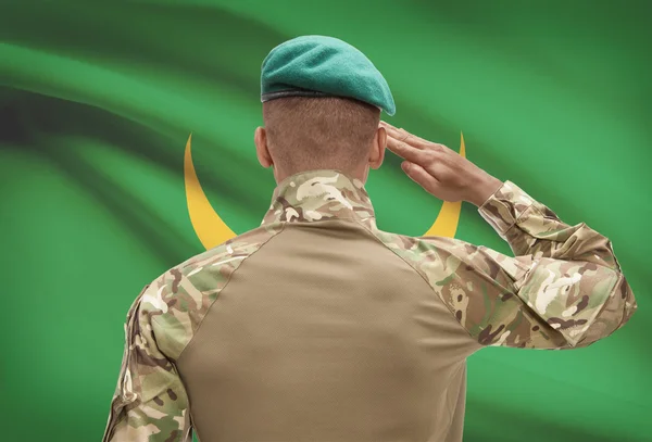 Mörkhyade soldat med flaggan på bakgrund - Mauretanien — Stockfoto