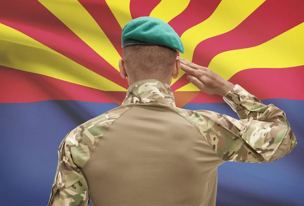 Soldado de piel oscura con nosotros estado de bandera en el fondo - Arizona — Foto de Stock