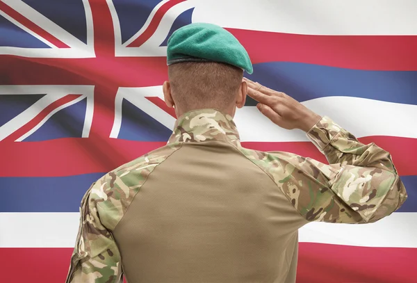 Dark-skinned soldier with US state flag on background - Hawaii — Stock Photo, Image