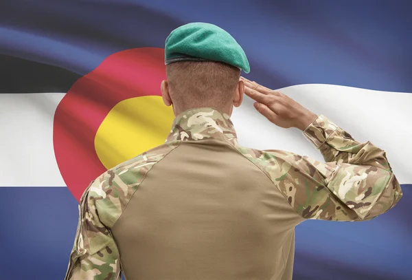 Donkerhuidige soldaat met ons staat vlag op achtergrond - Colorado — Stockfoto