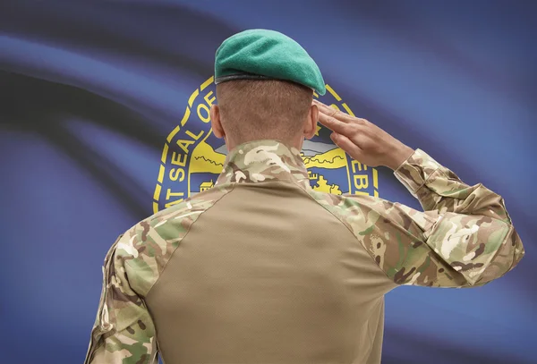 Soldat de peau foncée avec nous d'État drapeau sur fond - Nebraska — Photo