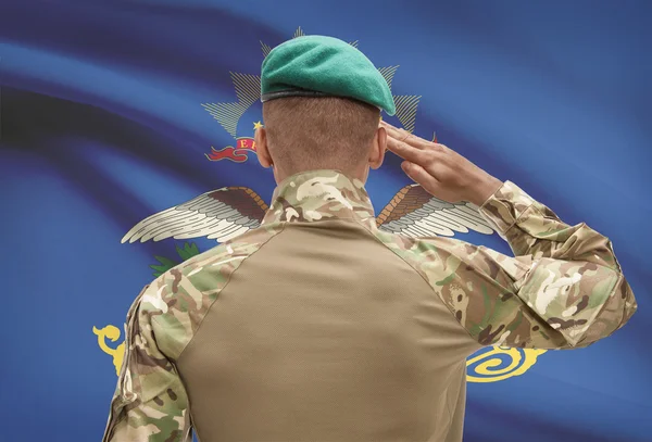 Ciemnoskóry żołnierz z nami państwa bandery na tle - North Dakota — Zdjęcie stockowe