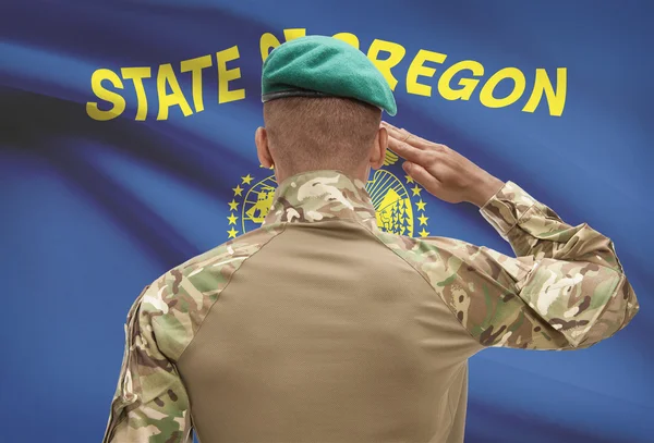 Donkerhuidige soldaat met ons staat vlag op achtergrond - Oregon — Stockfoto