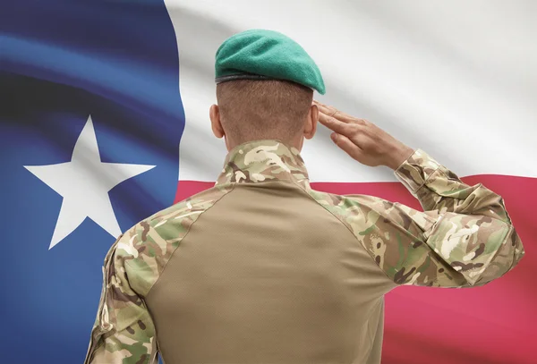 Donkerhuidige soldaat met ons staat vlag op achtergrond - Texas — Stockfoto