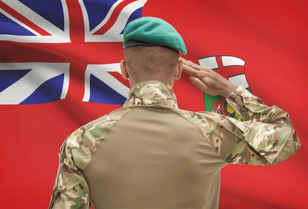 Donkerhuidige soldaat met Canadese provincie vlag op achtergrond - Manitoba — Stockfoto