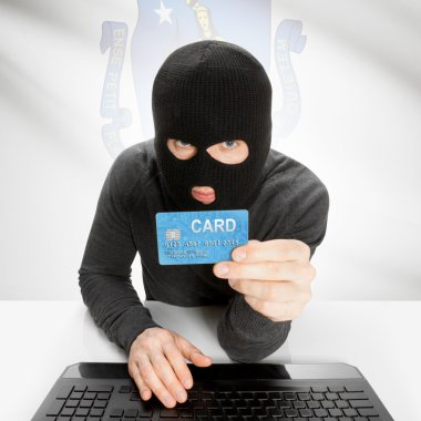 Kredi kartı bizimle Devlet bayrağı - Massachusetts tutan hacker