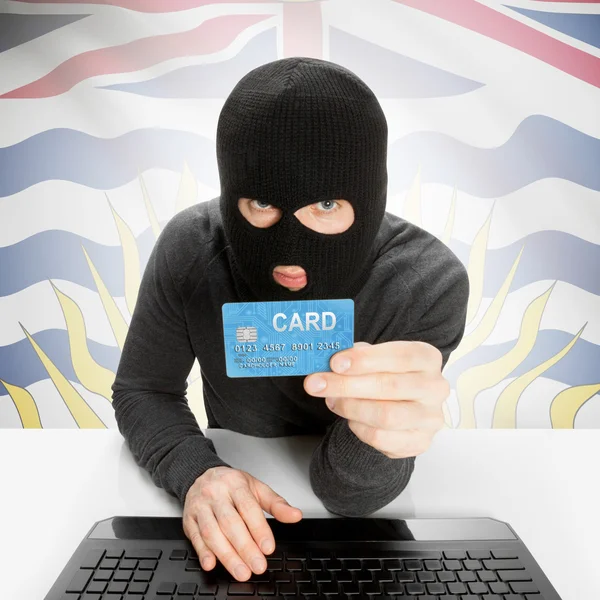 Hacker con tarjeta de crédito en mano y la bandera de la provincia de Canadá - Columbia Británica —  Fotos de Stock