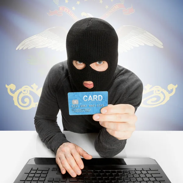 Hacker houden creditcard met ons vlag - Noord Dakota — Stockfoto