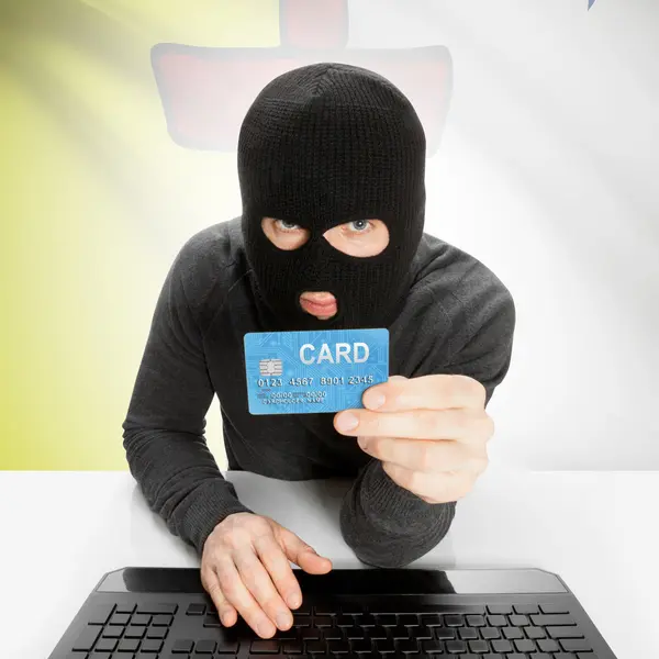 Hacker s kreditní kartou v ruce a kanadské provincie vlajky - Nunavut — Stock fotografie