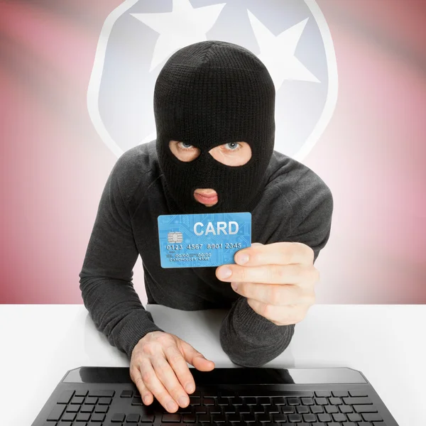 Hacker drží kreditní kartu s námi stát vlajky - Tennessee — Stock fotografie
