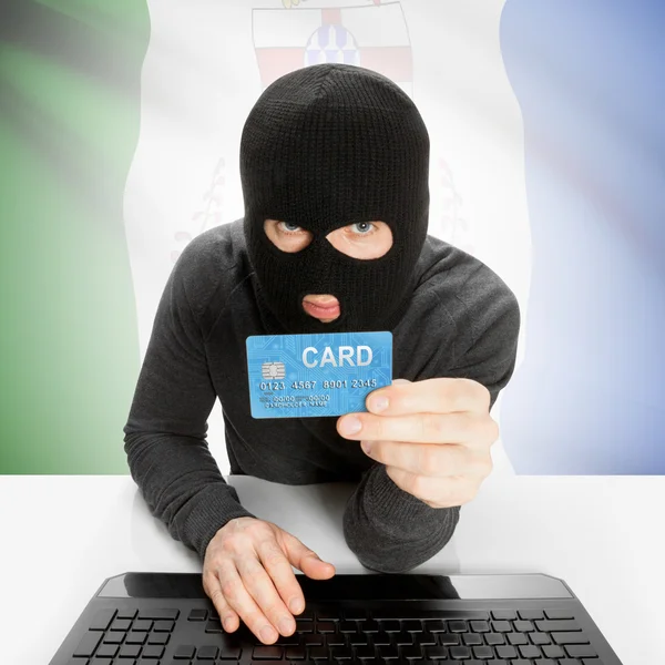 Hacker s kreditní kartou v ruce a kanadské provincie vlajky - Yukon — Stock fotografie