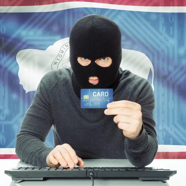 Hacker con tarjeta de crédito y bandera de estado de Estados Unidos - Wyoming —  Fotos de Stock