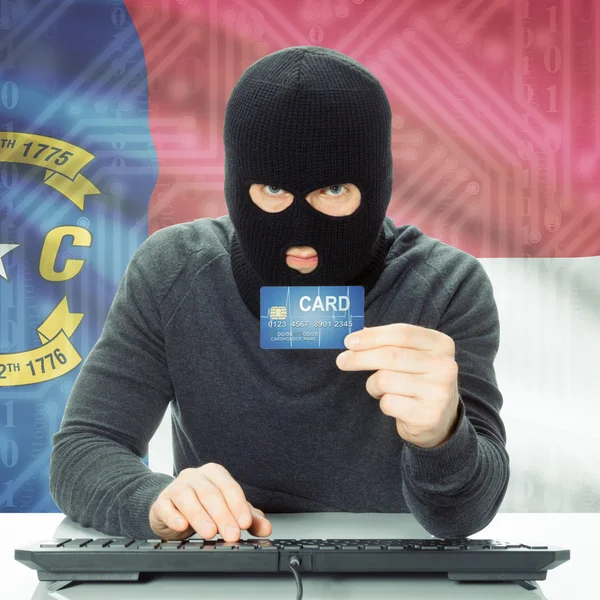Hacker con tarjeta de crédito y bandera de estado de Estados Unidos - Carolina del norte —  Fotos de Stock