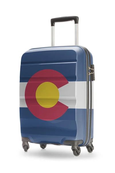 Kufr s námi státní vlajky na něm - Colorado — Stock fotografie