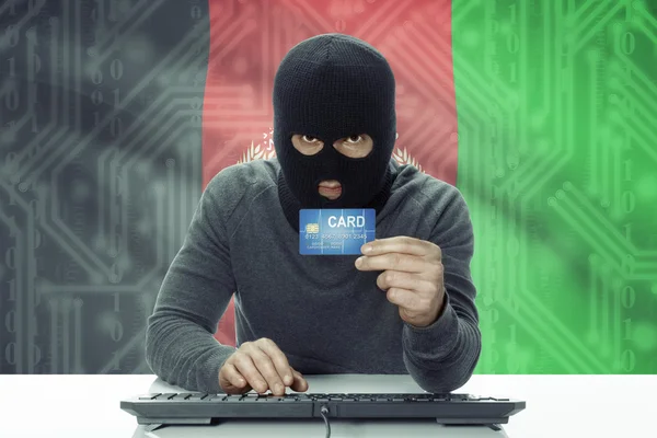 Tmavou hacker s vlajkou na pozadí drží kreditní karta - Afghánistán — Stock fotografie