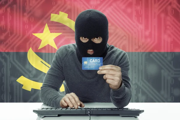 Hacker de piel oscura con bandera sobre fondo con tarjeta de crédito - Angola — Foto de Stock