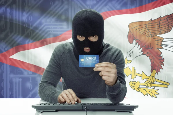 皮肤黑黑客与持有信用卡-美属萨摩亚的背景上的标志 — 图库照片