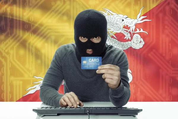 Tmavou hacker s vlajkou na pozadí drží kreditní karta - Bhútán — Stock fotografie