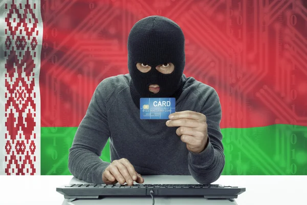 Hacker scura con bandiera sul fondo che tiene la carta di credito - Bielorussia — Foto Stock